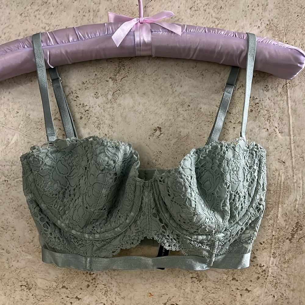 Victoria’s Secret Very Sexy Lace Bra Multi Way Size 32D ❤️